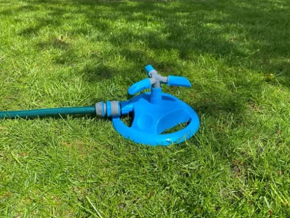 3-armet roterende sprinkler med base