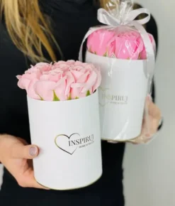 Blomsterkasse Inspiruj - Hvid kasse med sæberoser - nr. 6 Lys lilla