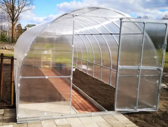 Drivhus KLASIKA RØR 3x8m (24m2) med fundamenter og 4mm polycarbonatbelægning