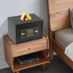 Elektronisk pengeskab - 22 L sikkerhedsboks - Alarm - Dobbeltlås - Vægmontering/fritstående - LED-display - Aftagelig hylde - Sort