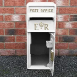 Engelsk postkasse - hvid | Royal Mail Låst postkasse Bryllupsdekoration Dåpsdekorationer Havedekorationer Begivenheder Britisk