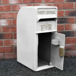 Engelsk postkasse - hvid | Royal Mail Låst postkasse Bryllupsdekoration Dåpsdekorationer Havedekorationer Begivenheder Britisk