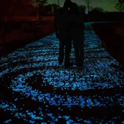 GLORIOUS STONES Fluorescerende sten BLÅ LYSER I MØRKET 50 stk.