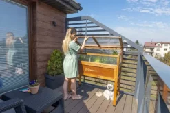 Greenspot Mini Drivhus med Overdækning til Altan og Terrasse 80x45x120 cm - Drivhus på en træplatform, Hævet træbed, Kold ramme med overdækning på høj | CDON