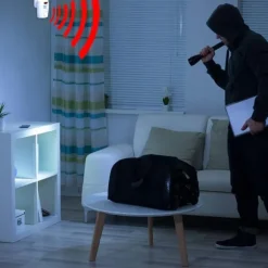 Infrarød bevægelsessensor Alarm - Tyverialarm med 2 fjernbetjeninger, 105° scanningsområde og 105dB, velegnet til hjem / garage / butikker
