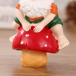 Julemandens skrivebordspynt, hjemmelavet harpikshåndværk, svampedekorationer med dværg og gammel mand