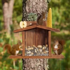 Lollanda Squirrel Feeder – Udendørs Egernfoderstation, Træ Egernfoder, holdbar og nem at fylde, med aftageligt frontpanel