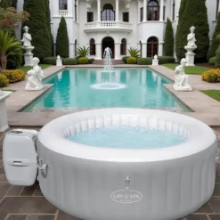 Oppustelig jacuzzi – 4 personer – 100 massagedyser – 600L – Firkantet – Med filterpumpe og låg – Ø154 cm – Op til 40°C – Indendørs og udendørs