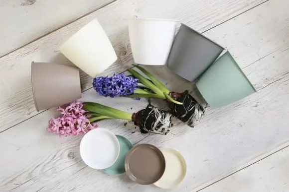 Rund urtepotte i cremefarvet plastik, Azalea, 13x12 cm
