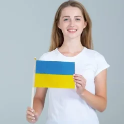 100st Ukraina Handhållna Flaggor 21*30cm Ukrainska nationella Mini Stick Flaggor Fest Festival Parader Fester Dekor