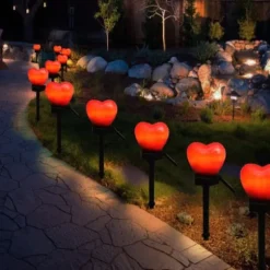 Utomhus Solar Trädgård Stake Lights Vattentät Solar Röda Hjärtformade Pathway Lampor Landskapslampa för trädgård Gräsmatta Dekor