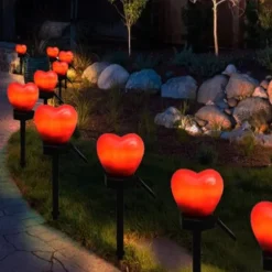 Utomhus Solar Trädgård Stake Lights Vattentät Solar Röda Hjärtformade Pathway Lampor Landskapslampa för trädgård Gräsmatta Dekor