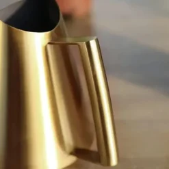 Vandkande - Lille blomsterkande - Rustfrit stål 201 - Lang tud - 900 ml - Moderne design - Lakeret overflade - Guld
