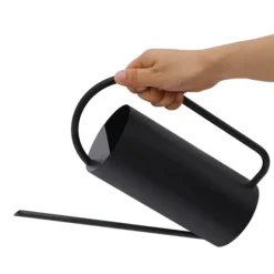 Vandkande - Rustfrit stål 201 - Lang tud - 1,4 L - Til stue- og hængeplanter - Bund Ø10 cm - Sort