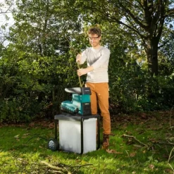 VONROC Kompostkværn - 2800W | Lydsvag induktionsmotor | Flishugger Ø45mm | Inkl. 60L opsamlingsbeholder & skubbepind